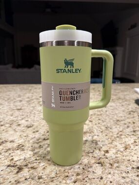 Stanley Quencher H2.0 FlowState Tumbler Green White 40oz Handle Lid Straw
